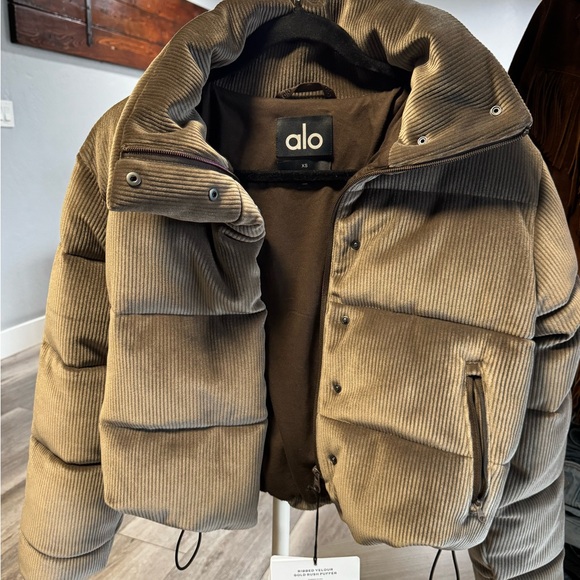 ALO Yoga Jackets & Blazers - ALO Yoga Women’s Ribbed Velour Gold Rush Puffer
